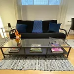 Cozy Apartment In Great Central Location With Free Parking - 31 Night Minimum