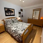 Cozy Apartment In Great Central Location With Free Parking - 31 Night Minimum
